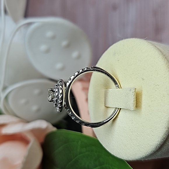 14KT WHITE GOLD DOUBLE HALO DIAMOND RING - Picture 5 of 16